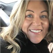 I am a native English speaker with three years experience teaching English. I graduated from university with an English degree and currently work as a tutor, both private 1-1 lessons and for an online platform ‘itutorgroup’ I am registered autonomo. 
I te